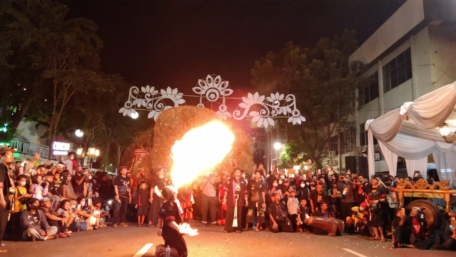 Pertunjukan menyemburkan api dari Komunitas Reog Ponorogo dalam acara parade budaya HUT Kota Surabaya ke-729 di jalan Tunjungan, Sabtu (28/5/2022) malam.