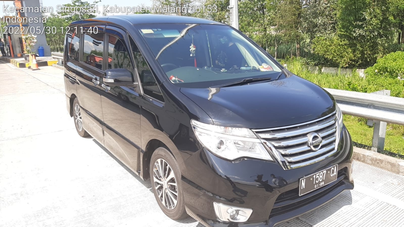 Mobil Nissan Serena yang dikendarai korban diduga dilempar batu di Tol Malang-Pandaan, Senin (30/5/2022).