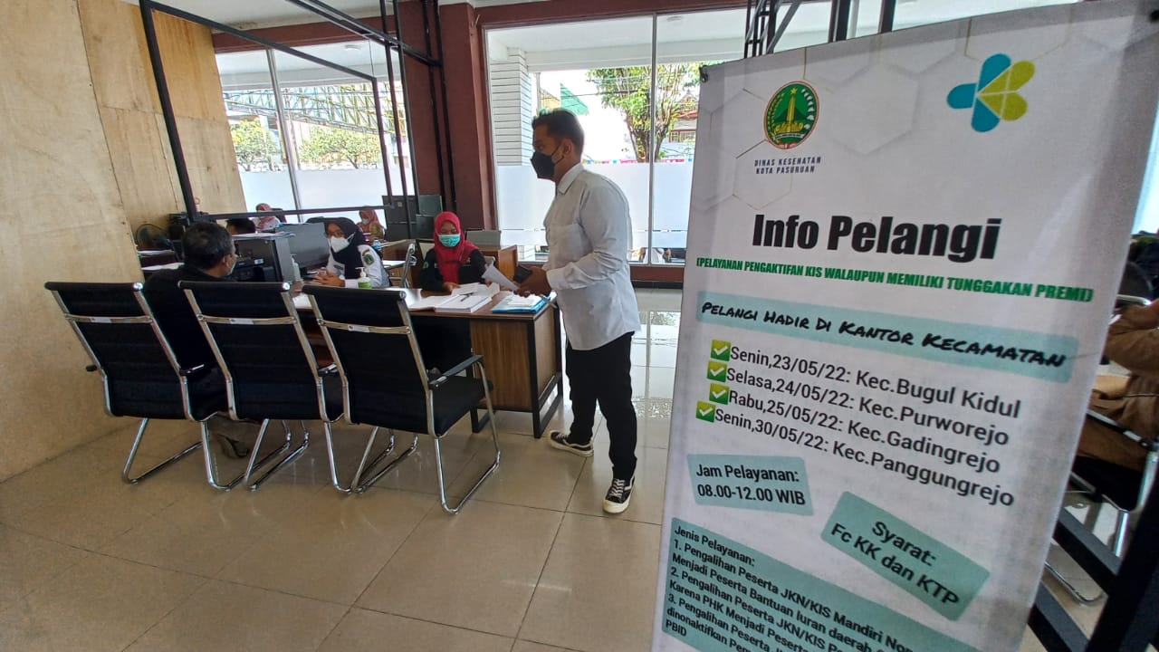 Warga mengakses layanan program Pelangi di stand Dinas Kesehatab Kota Pasuruan di Gedung Mall Pelayanan Publik, Selasa (31/5/2022).
