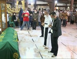 Kepala Paroki Kumetiran, Yohanes Dwi Harsanto Pr, memberikan penghormatan terakhir kepada Buya Syafii Maarif.