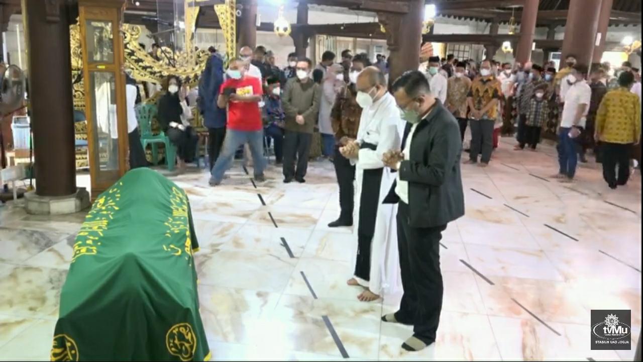 Kepala Paroki Kumetiran, Yohanes Dwi Harsanto Pr, memberikan penghormatan terakhir kepada Buya Syafii Maarif.