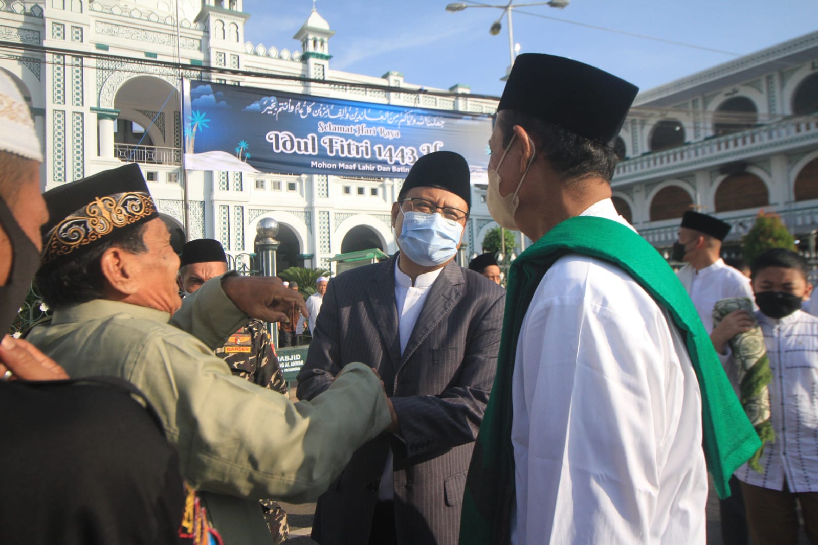 Wali Kota Pasuruan, Syaifullah Yusuf, menyapa warga selepas salat ied. 