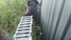 Barang bukti besi material Tower Sutet PLN yang gagal dicuri pelaku dari gudang penyimpanan di Desa Sungi Wetan, Kecamatan Pohjentrek Kabupaten Pasuruan, Minggu (22/5/2022).