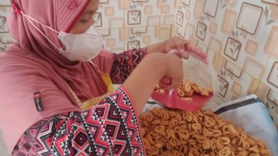 Purwati (50), penjual kue kering asal Dusun Ploso, Desa Ngampel, Kecamatan Papar, Kabupaten Kediri saat produksi jajanan untuk pelanggannya.