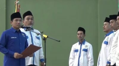 Ketua PW IKA PMII, Thoriqul Haq, didampingi Ketua PC IKA PMII Tuban, Khoirul Huda, mengambil sumpah dan janji dalam pelantikan pengurus PAC se-Kabupaten Tuban.