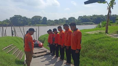 Proses pencarian korban tenggelam oleh BPBD Bojonegoro di Sungai Bengawan Solo Desa Gedongarum Kecamatan Kanor, Senin (23/05/2022).