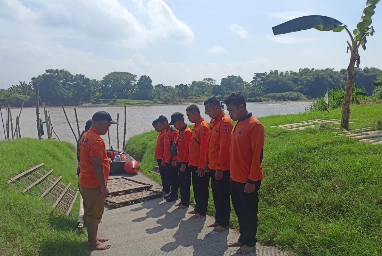 Proses pencarian korban tenggelam oleh BPBD Bojonegoro di Sungai Bengawan Solo Desa Gedongarum Kecamatan Kanor, Senin (23/05/2022).