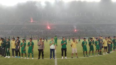 Persebaya Surabaya ketika menyayikan anthem setelah pertandingan persahabatan melawan Persis Solo.