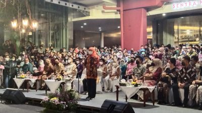 Gubernur Jawa Timur, Khofifah Indar Parawansa, ketika memberikan sambutan di depan Warga Kota Surabaya sebelum dimulainya parade budaya, Sabtu (28/5/2022) malam.