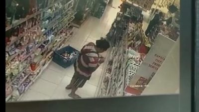 Seorang ema-emak terekam CCTV saat mencuri di sebuah minimarket di Kota Batu, Selasa (17/5/2022).