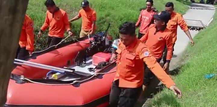 Tim SAR melakukan pencarian terduga orang tenggelam di Sungai Bengawan Solo di Dusun Dondong, Desa Gedongarum, Kecamatan Kanor, Kabupaten Bojonegoro, Rabu (25/05/2022).