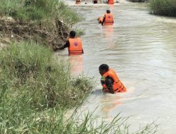 TIM SAR gabungan melakukan pencarian bocah 12 tahun di Kali Gandong, Dusun Cililing, Desa Ngrejeng, Kecamatan Purwosari, Kabupaten Bojonegoro, Jumat (27/05/2022).