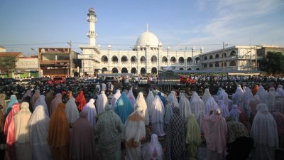 Suasana salat Idul Fitri di masjid Jami Al Anwar yang meluber hingga ke alun-alun Kota Pasuruan, Senin (2/5/2022).