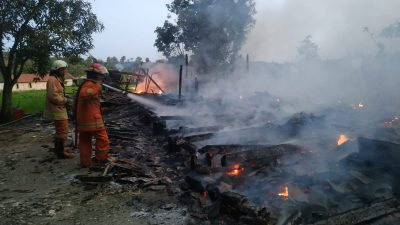 Dinas Pemadam Kebakaran Bojonegoro melakukan pemadaman kebakaran yang terjadi di rumah milik perhutani di Desa Kedungsumber, Kecamatan Temayang, Kabupaten Bojonegoro pada Selasa (17/05/2022) pagi.