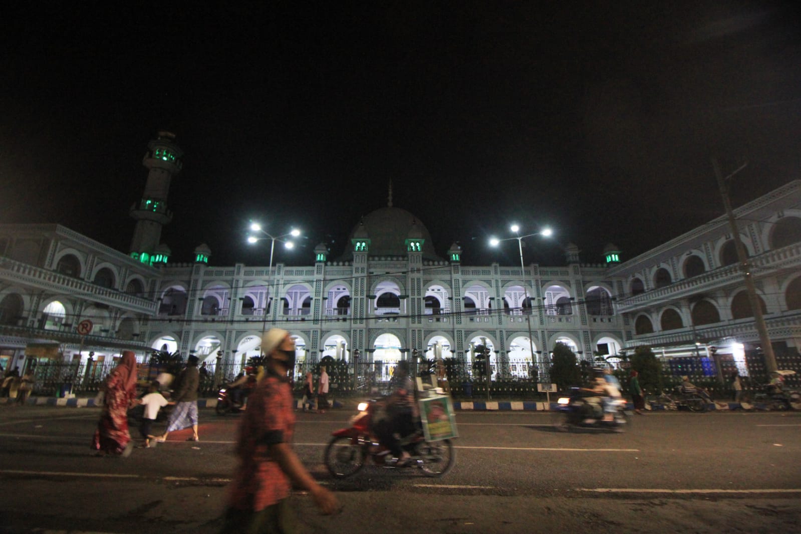 Takbir Keliling Dilarang, Warga Pasuruan Takbiran Sederhana di Masjid 8 Takbir keliling. (Foto: Laoh Mahfud/Tugu Jatim)