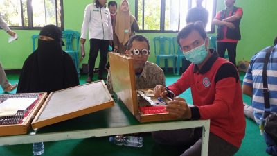 Petugas dari Iropin melakukan pemeriksaan mata guru ngaji di Kantor PCNU Tuban, Senin (23/5/2022).