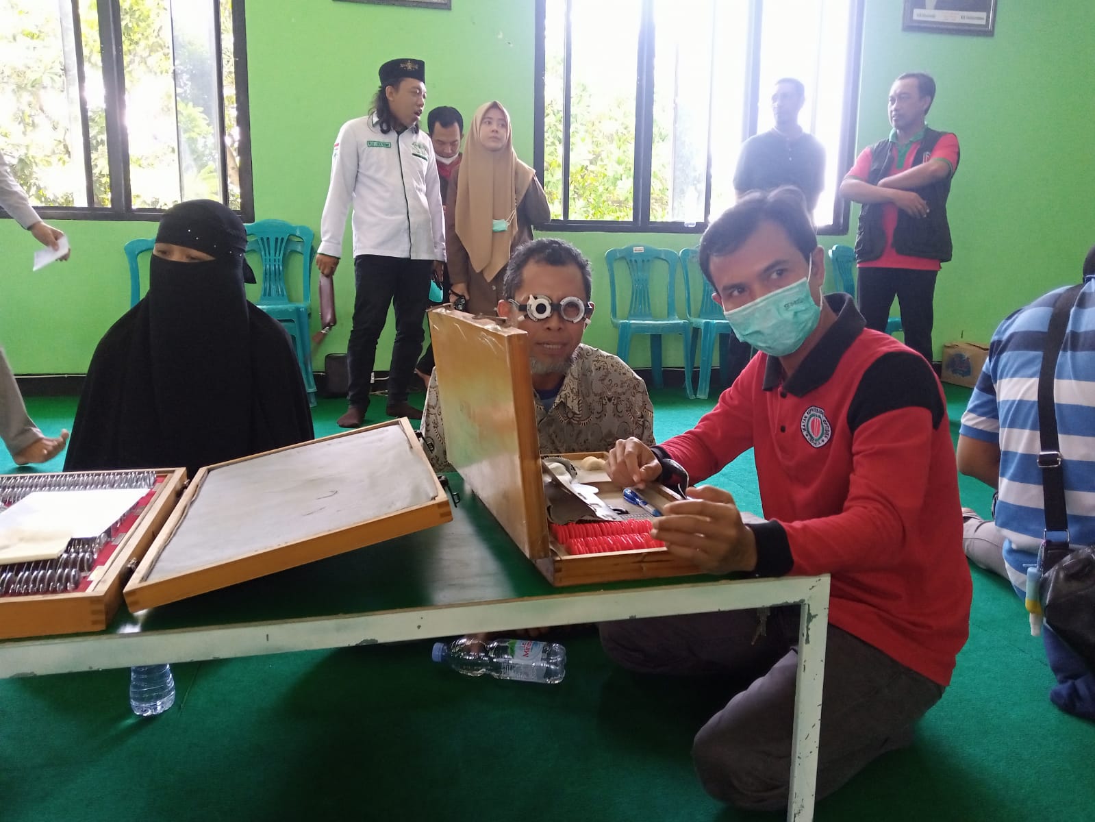 Petugas dari Iropin melakukan pemeriksaan mata guru ngaji di Kantor PCNU Tuban, Senin (23/5/2022).