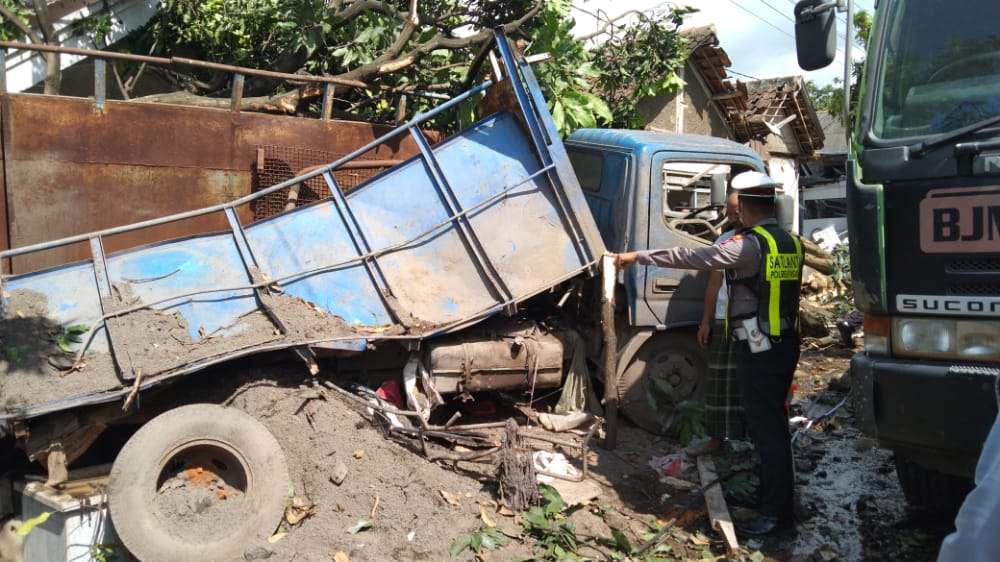 Petugas Satlantas Polres Pasuruan saat melakukan olah TKP kecelakaan truk di Pasrepan, Kabupaten Pasuruan, pada Rabu (18/05/2022).