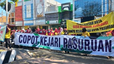 Puluhan pegawai Senkuko membawa spanduk protes terhadap tagihan retribusi senilai Rp 2 miliar di depan Kantor Kejari Kota Pasuruan, Senin (23/05/2022).