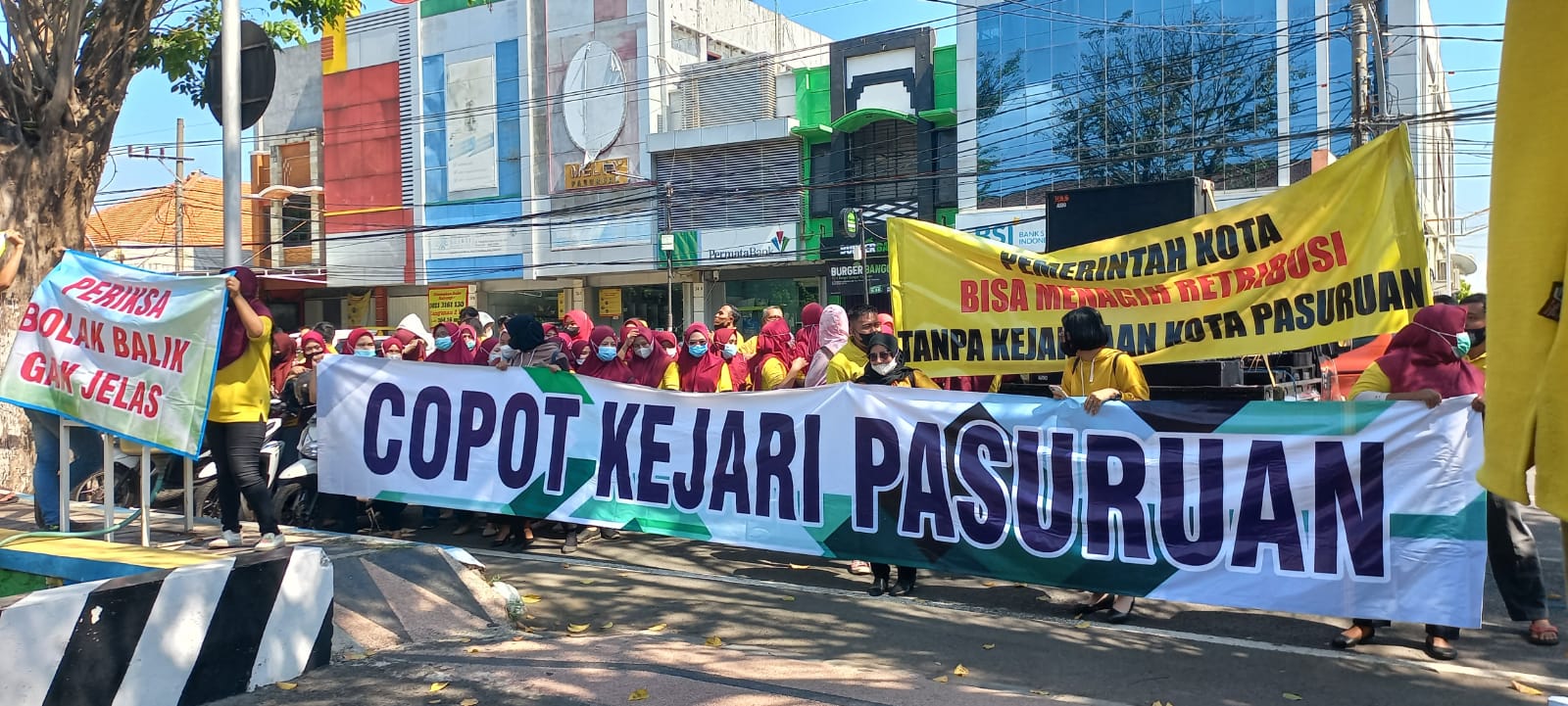Puluhan pegawai Senkuko membawa spanduk protes terhadap tagihan retribusi senilai Rp 2 miliar di depan Kantor Kejari Kota Pasuruan, Senin (23/05/2022).