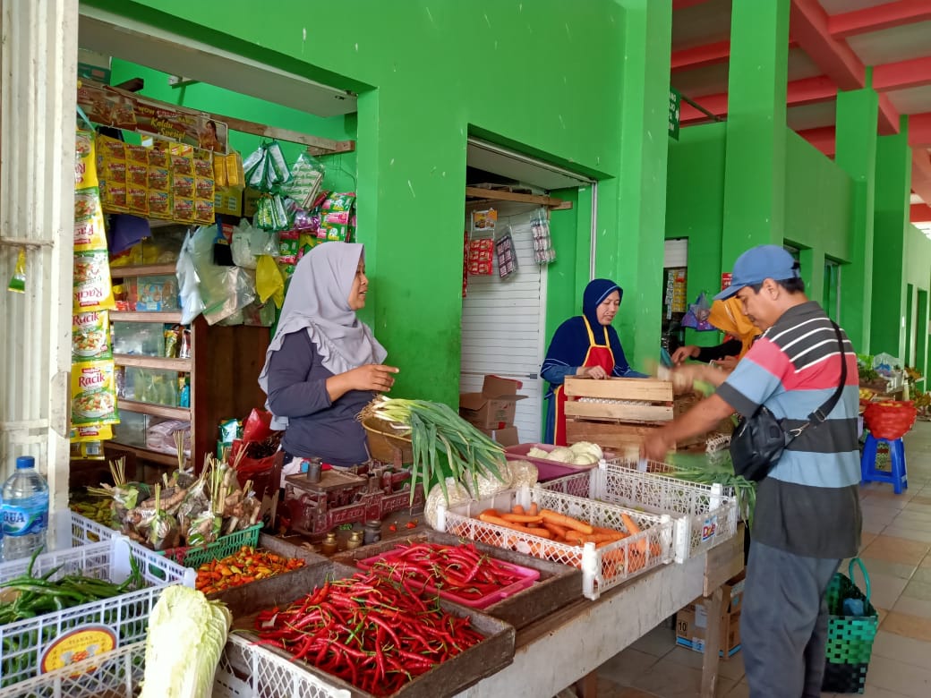 Salah satu pedagang cabai rawit di Pasar Banjarejo Bojonegoro.