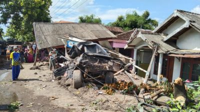 Kecelakan truk di Pasrepan. (Foto: Laoh Mahfud/Tugu Jatim)