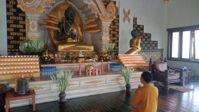 Dengan hikmat, umat Budha melakukan sembahyang di Vihara Wreda Jayasaccako Kota Kediri, Senin (16/5/2022).