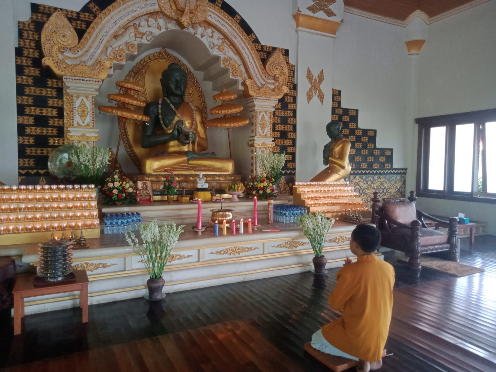 Dengan hikmat, umat Budha melakukan sembahyang di Vihara Wreda Jayasaccako Kota Kediri, Senin (16/5/2022).