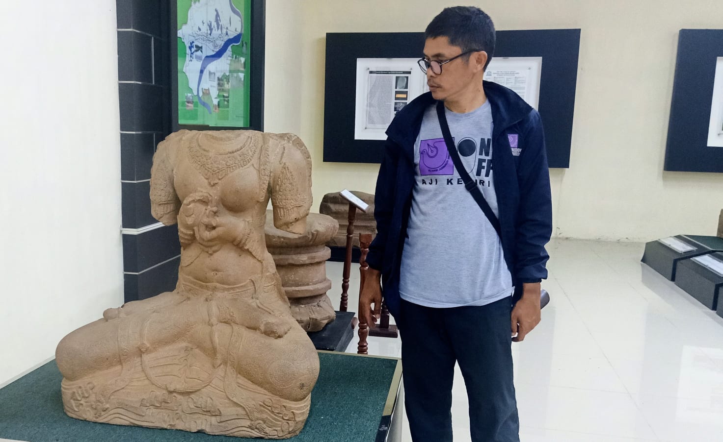 Abdi Purnomo mengamati arca atau patung Dewi Prajnaparamita atau Dewi Kebijaksanaan dalam ajaran Buddha Tantrayana. Gaya seni arca Prajnaparamita ini mirip dengan gaya seni pada arca Prajnaparamita dari Candi Singasari yang sekarang disimpan di Museum Nasional, Jakarta.