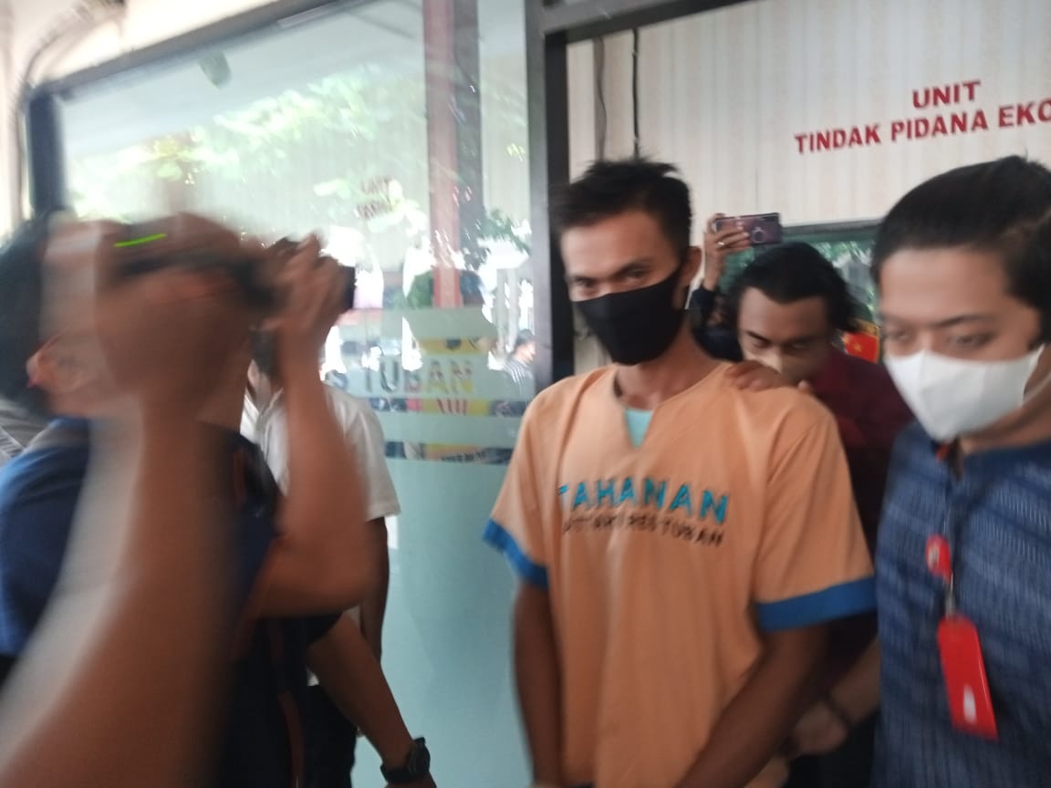 Kapolres Tuban, AKBP Darman, bersama jajarannya merilis kasus kejahatan pembacokan di Tuban, Kamis (12/5/2022).