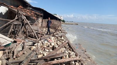 Kondisi rumah warga Kelurahan Sukolilo, Kecamatan Tuban yang rusak parah rata dengan tanah setelah sehari sebelumnya diterjang gelombang besar.