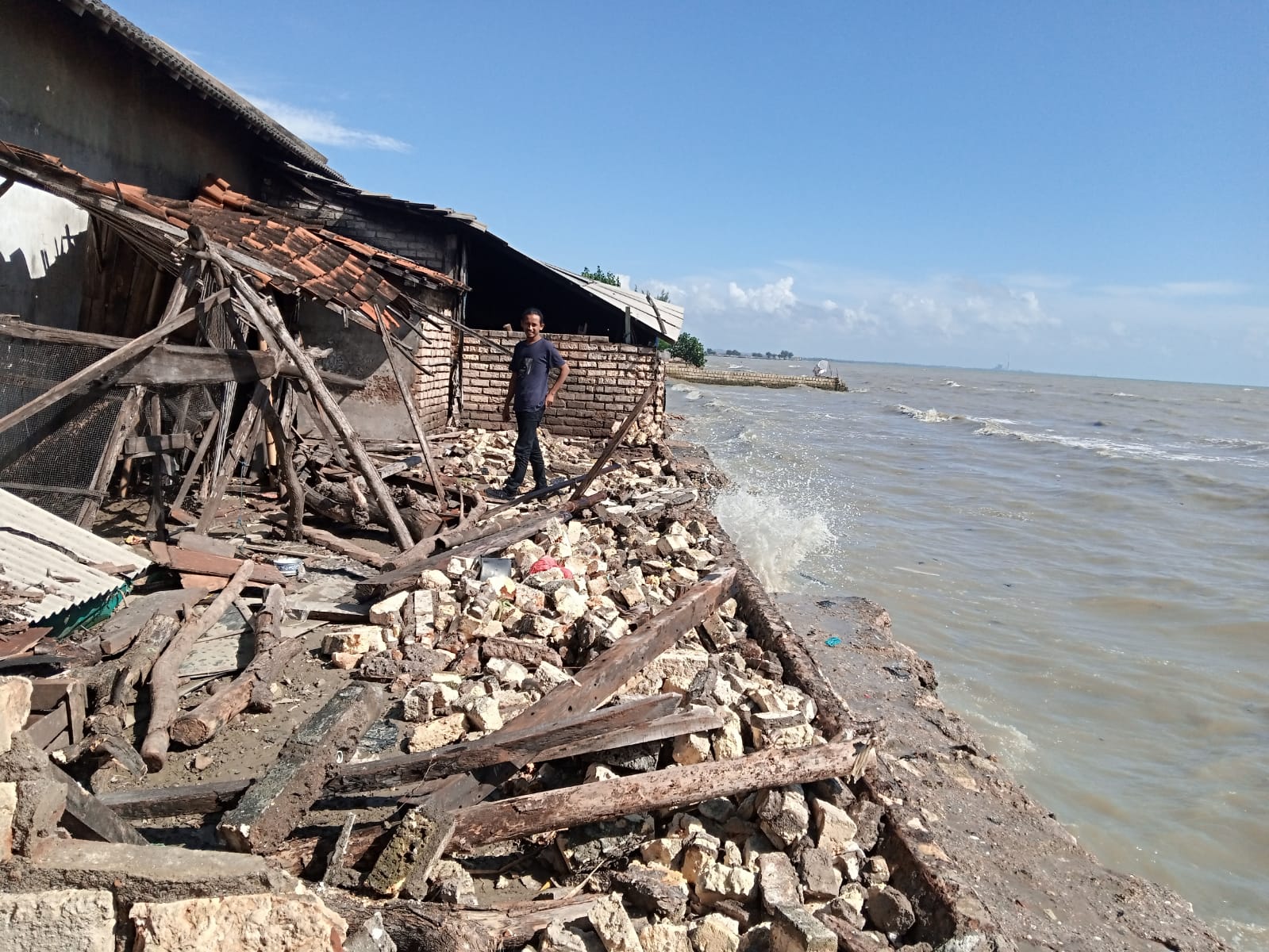 Kondisi rumah warga Kelurahan Sukolilo, Kecamatan Tuban yang rusak parah rata dengan tanah setelah sehari sebelumnya diterjang gelombang besar.