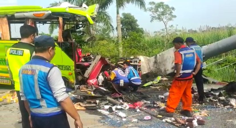 Kondisi ringsek bus pariwisata yang mengangkut warga Benowo Surabaya setelah kecelakaan di tol Mojokerto, Senin (16/5/2022).