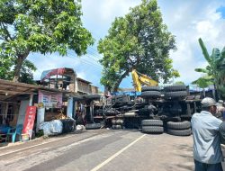 Rem Blong dan Nabrak Pohon, Kecelakaan Truk Oleng di Pasrepan Pasuruan Seruduk 10 Rumah dan Warung Milik Warga