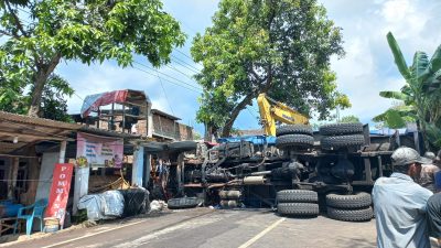 Kecelakaan truk. (Foto: Laoh Mahfud/Tugu Jatim)