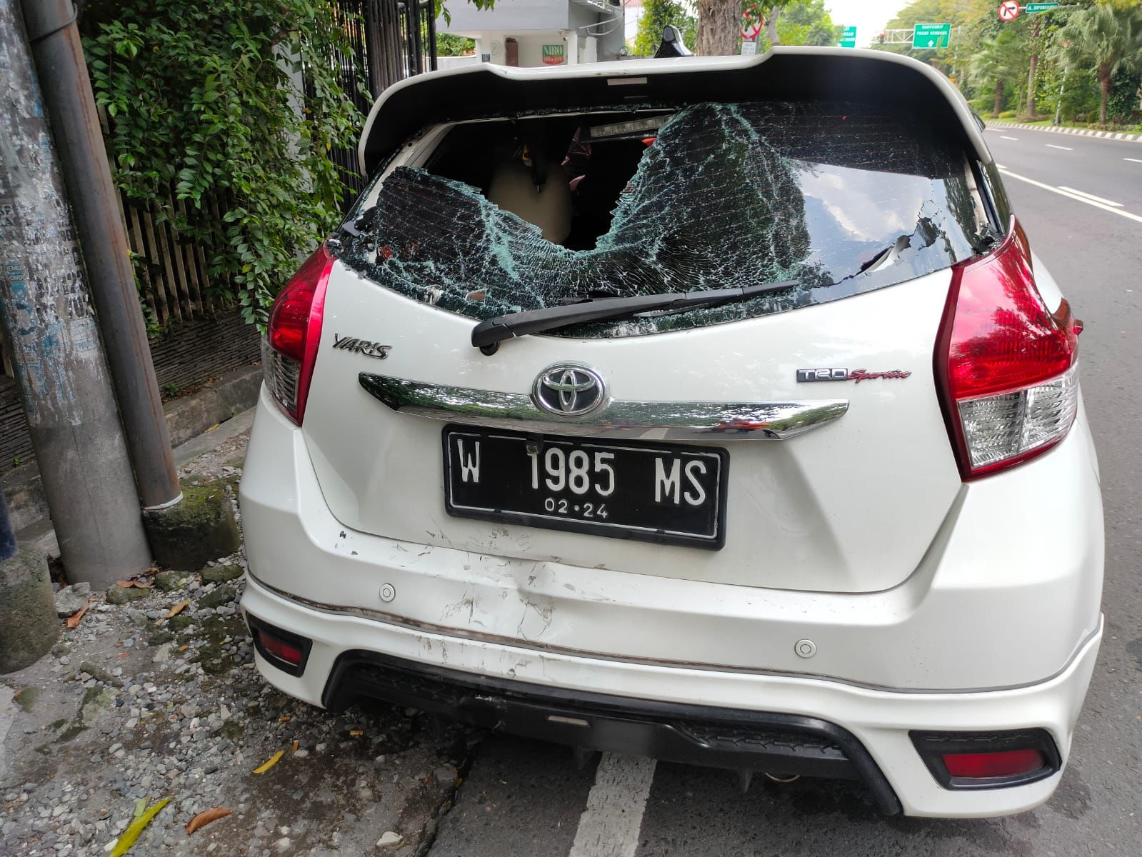 Kendaraan roda empat Toyota Yaris yang ringsek dalam kecelakaan di jalan Diponegoro, Surabaya, tepatnya di depan Bank Sinarmas, Selasa (17/5/2022).