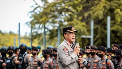 Kapolrestabes Surabaya, Kombes Pol Akhmad Yusep Gunawan, ketika memimpin apel siaga di dalam stadion Gelora Bung Tomo, Minggu (22/5/2022).