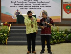 Dr Aqua Dwipayana Berbagi Bahagia dengan Guru Senior di Kota Makassar