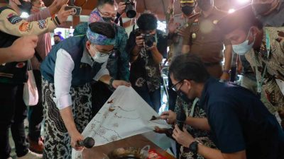 Menteri Pariwisata Dan Ekonomi Kreatif, Sandiaga Salahuddin Uno (kanan), saat mencoba membatik di pendopo Kabupaten Pamekasan pada Selasa (24/5/2022).