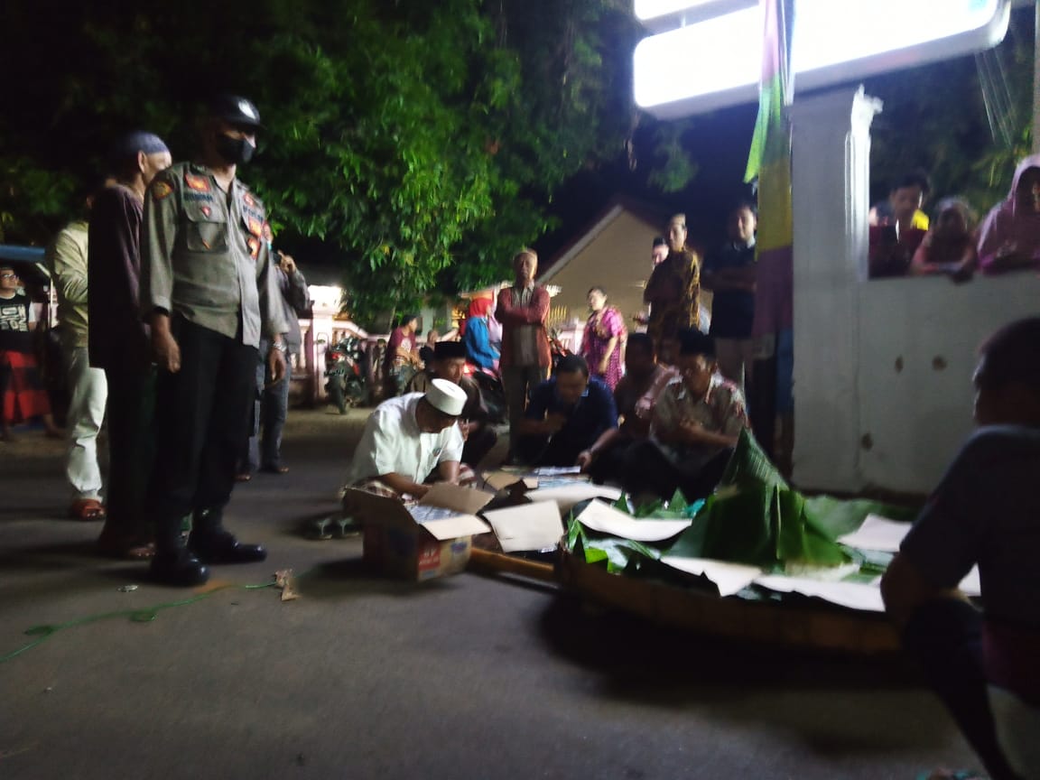 Sejumlah warga Desa Remen, Kecamatan Jenu, Kabupaten Tuban, menggelar doa bersama dengan membawa tumpeng di lokasi samping Indomaret, Rabu (18/5/2022).