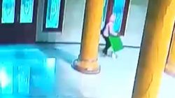 Tangkapan layar saat pelaku membawa kotak amal di masjid di Tuan. Kotak amal dibawa masuk untuk dibongkar di dalam di dalam masjid.