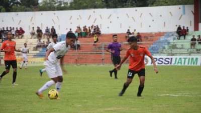 Tim sepakbola Kota Pasuruan (jersey putih) saat menghadapi tim Kota Probolinggo di seleksi Pra Porprov Jatim VII Grup B, Kamis (12/05/2022).