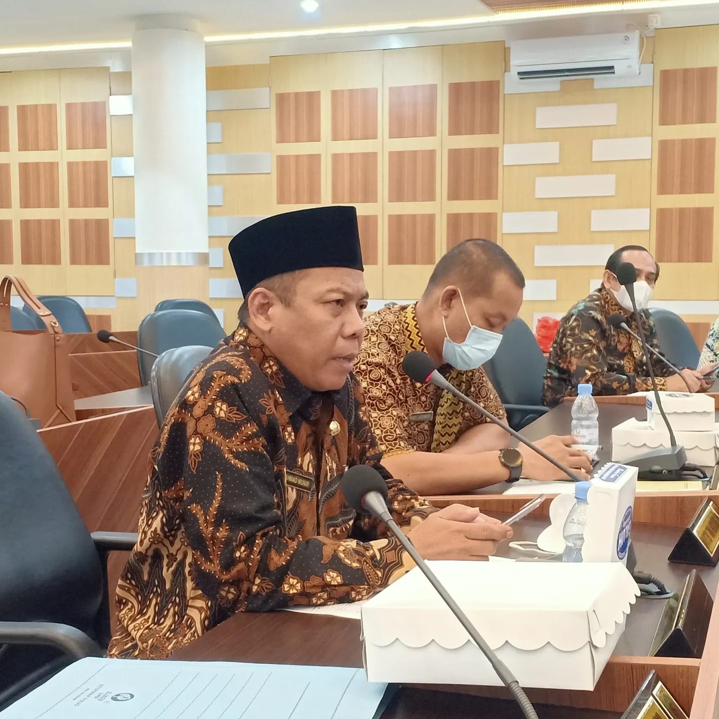 Kepala Kantor Kemanag Tuban, Ahmad Munir, bersama Kasi Penyelenggaraan Haji dan Umrah Kemenag Tuban menerima undangan dari Komisi IV DPRD Tuban.