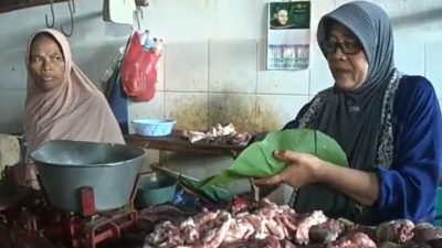 Harga daging sapi. (Foto: Mochamad Abdurrochim/Tugu Jatim)