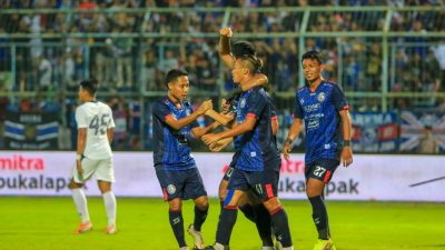 Dendi Santoso dan pemain Arema lain berangkulan setelah mencetak gol ke gawang PSIS Semarang.