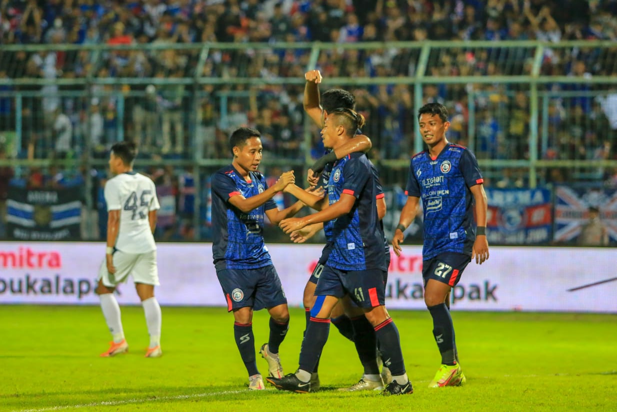 Dendi Santoso dan pemain Arema lain berangkulan setelah mencetak gol ke gawang PSIS Semarang.