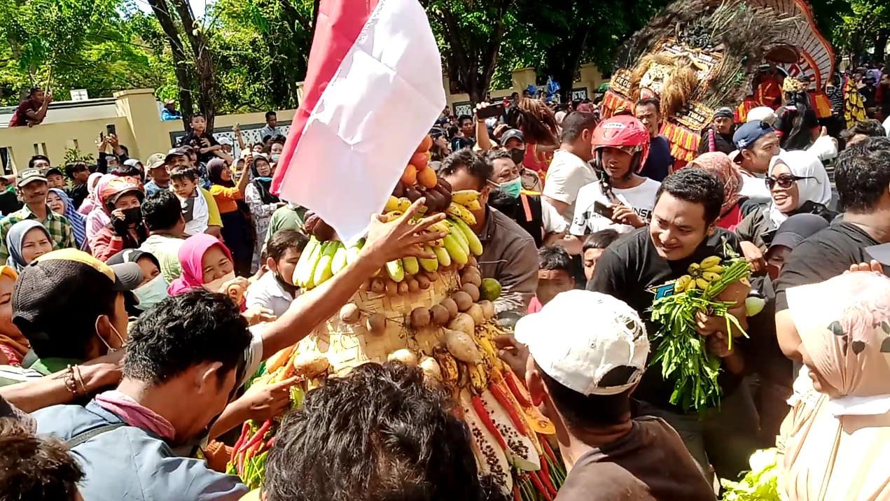Sejumla warga ikut berebut gunungan sayur dan buah di pasar Baru Tuban, Selasa (31/5/2022).