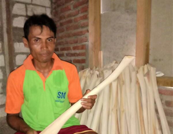 Sutiono, perajin doran gagang cangkul asal Dusun Kedondong, Desa Panunggalan, Kecamatan Sugihwaras, Kabupaten Bojonegoro saat menunjukan produk buatannya.