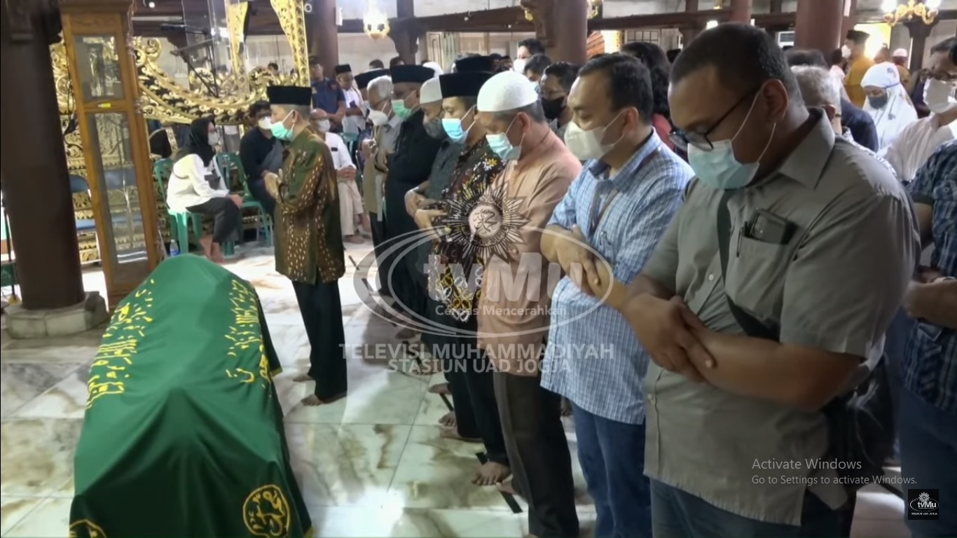 Sejumlah warga ikut mensalati Buya Syafii Maarif di Masjid Gede Kauman Yogyakarta pada Jumat (27/5/2022).