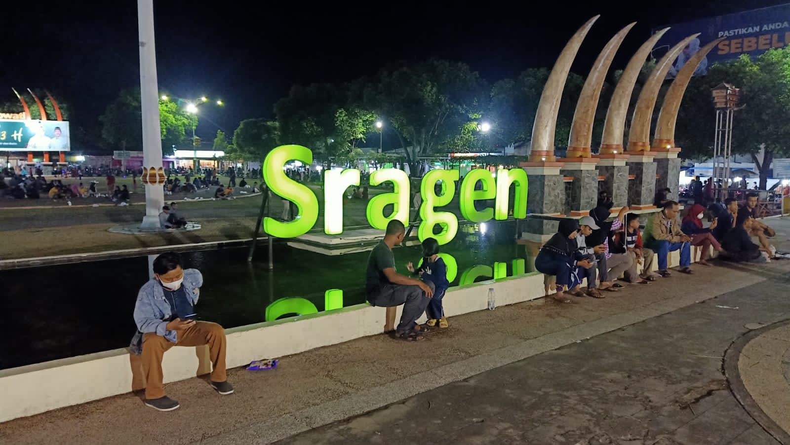 Suasana malam Minggu di Alun alun Sragen Kabupaten Sragen Provinsi Jawa Tengah Sabtu 30 April 2022